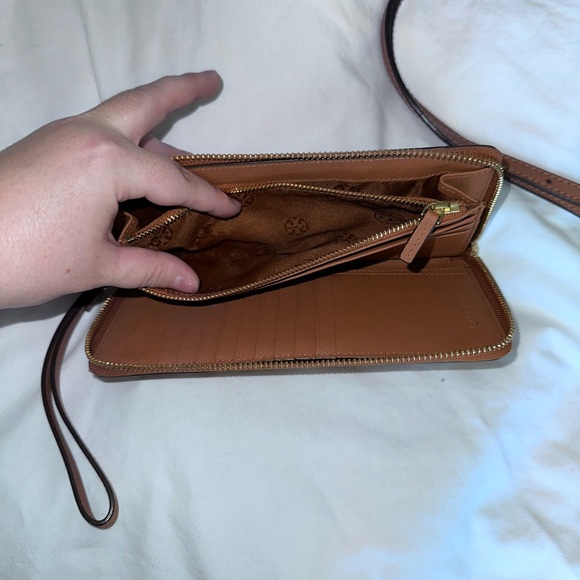 Tory Burch - Robinson Tote and Robinson Continental Zip Wallet - Picture 12 of 12